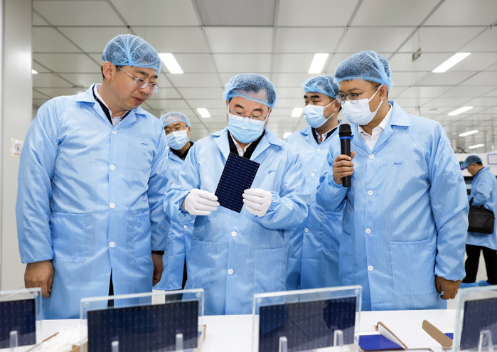 甘肃省委书记、省人大常委会主任胡昌升一行光临K8凯发光伏酒泉工厂调研领导工作